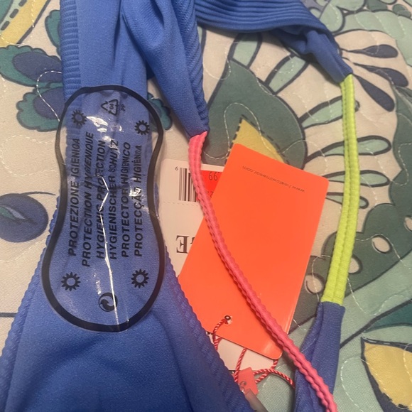 2 piece swimsuit size L - Picture 2 of 5